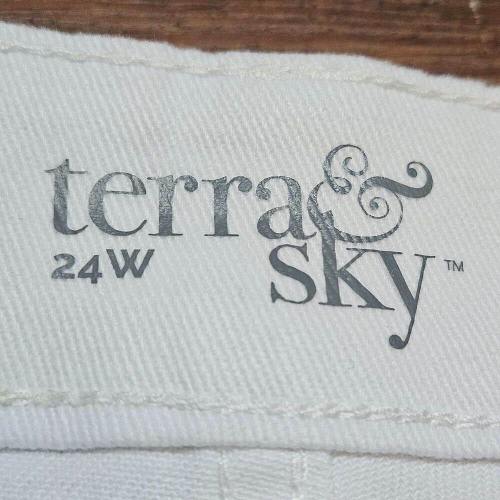 NWT Terra & Sky White Denim Shorts Women Sz 24W 5" Inseam Summer Vacation Beach - Picture 3 of 11